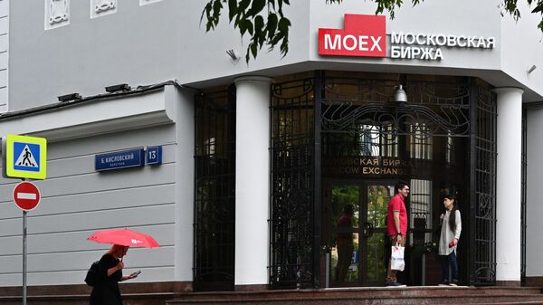 Курс юаня на Московской бирже по итогам торгов снизился на десять копеек