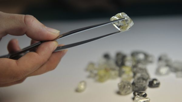 De Beers резко снизила цены на алмазы, пишут СМИ