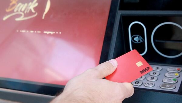 Юрист объяснил, почему на работе не хотят выдавать зарплату на руки