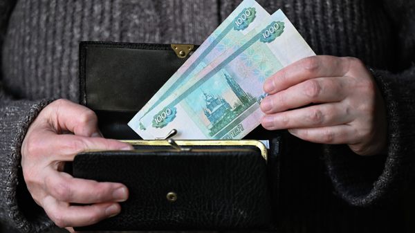 Финансисты объяснили рост переводов за границу