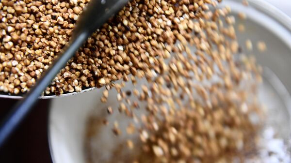 На Украине начался дефицит гречки, на нее идет панический спрос, пишут СМИ