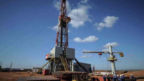 Число нефтегазовых буровых установок в мире за июнь выросло на 5,1%