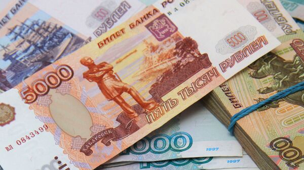 Курс рубля вырос к юаню на Мосбирже в понедельник