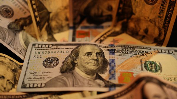 Курс юаня на Мосбирже продолжает инерционно снижаться