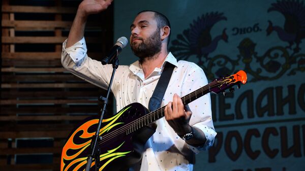 СМИ: комик-иноагент, уехавший из страны, продолжает получать доход в России