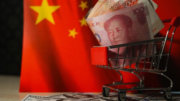 Курс юаня к рублю в первые часы торгов снижается