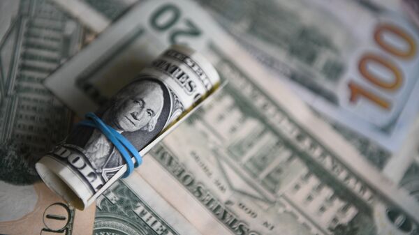 Трейдеры делают рекордные ставки на обвал доллара, пишет Bloomberg