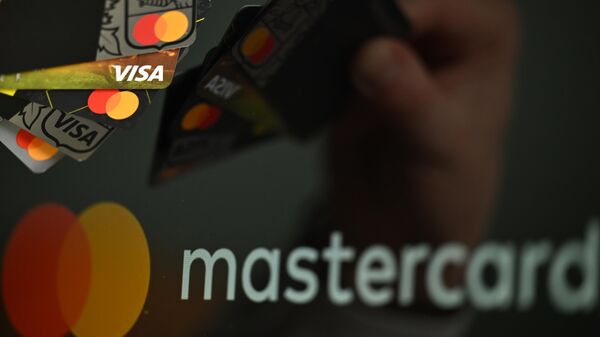 Финансист рассказал, чего ждать россиянам с картами Visa и Mastercard