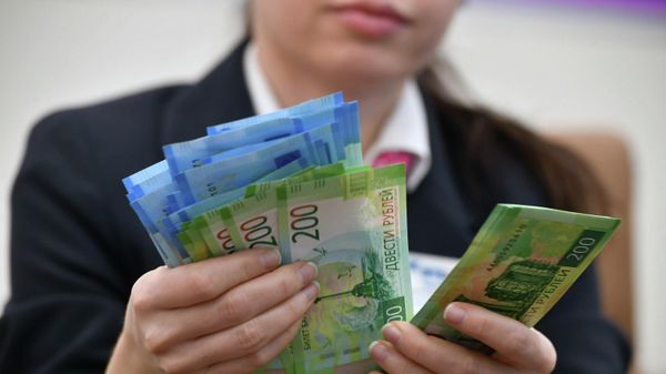 Россиянам объяснили, почему ставка ЦБ снижается, а кредиты дорожают