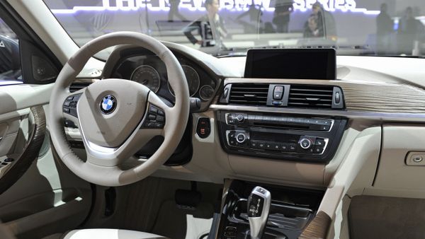 BMW сократила продажи на мировой рынок на 4,9%
