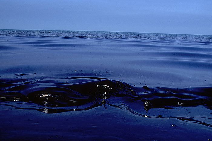 Более 2,5 тыс. кубометров нефтепродуктов убрали из реки и с побережья Туапсе