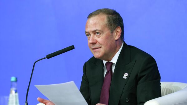 Россия не должна зависеть от иностранных поставок лекарств, заявил Медведев