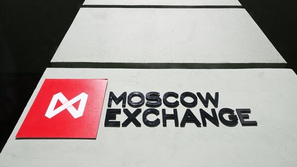 Российский рынок акций в основные торги слегка повышается