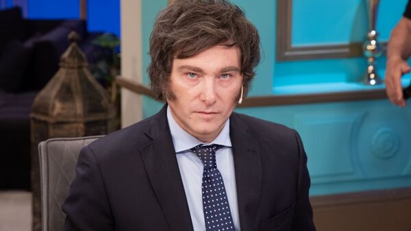 Президент Аргентины в Испании надел спецодежду рабочего нефтяной компании