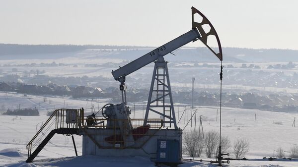 Аналитик объяснил, почему нефть дорожает, а рубль нет