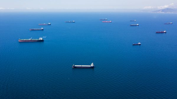 Иранский тупик привел нефть в ступор, пишет Reuters