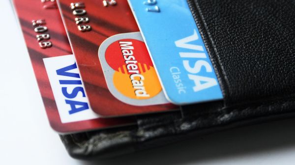 Карты Visa и Mastercard постепенно выводятся из оборота, заявила Набиуллина