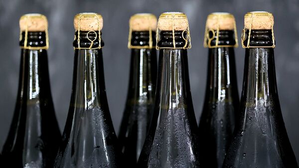 Россиян научили, как правильно выбрать вино на 8 марта