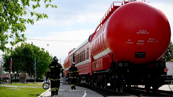 Для тушения пожара в порту Таганрога прибыл пожарный поезд
