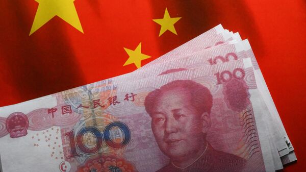Курс юаня к рублю на Мосбирже падает третью сессию подряд