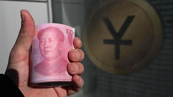 Курс юаня на Мосбирже вырос до 12,6 рубля