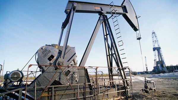 Цена барреля нефти Brent поднялась выше 100 долларов впервые с 13 апреля