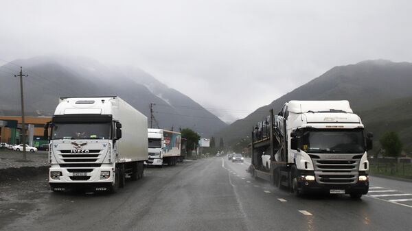 Движение большегрузов через КПП "Верхний Ларс" приостановили из-за непогоды