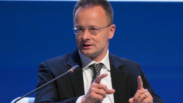 Politico: Сийярто не будет участвовать во встрече ЕС по кредиту Киеву 