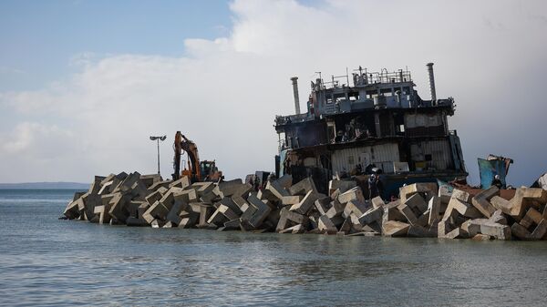 Возле затонувшего возле Пхукета судна появилось мазутное пятно