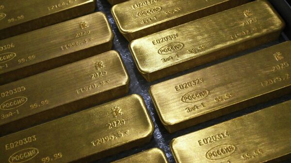 Цена на золото замедлила снижение в среду вечером