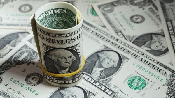 Доллар ускорил снижение к мировым валютам