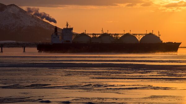 Поврежденный российский газовоз отбуксировали в международные воды