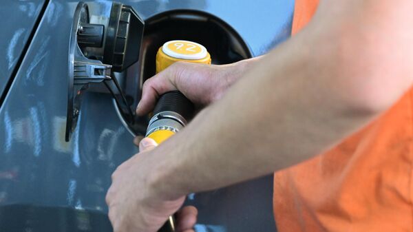 Средние биржевые цены на бензин в России снизились на фоне запрета экспорта