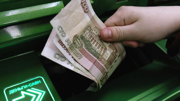 Стало известно, как часто россияне снимают деньги через банкоматы